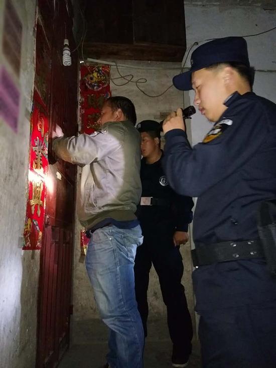珉谷镇粗心妈妈误将幼女锁家中 